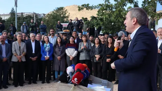 DEM Parti grup toplantısını Mardin Büyükşehir Belediyesi önünde yaptı