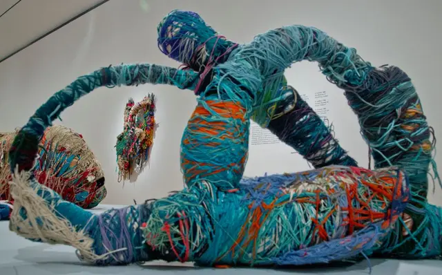 Escultura de Judith Scott, grande, más que todo en tonos de azul.