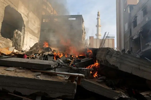 Gempuran udara Israel menghantam sejumlah lokasi di Kota Khan Younis, Jalur Gaza bagian selatan, Senin (04/12).