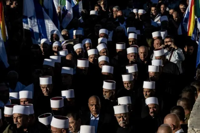 Homens reunidos durante o funeral do coronel Ahsan Daksa, membro druso do exército israelense, que foi morto na faixa de Gaza (outubro de 2024).