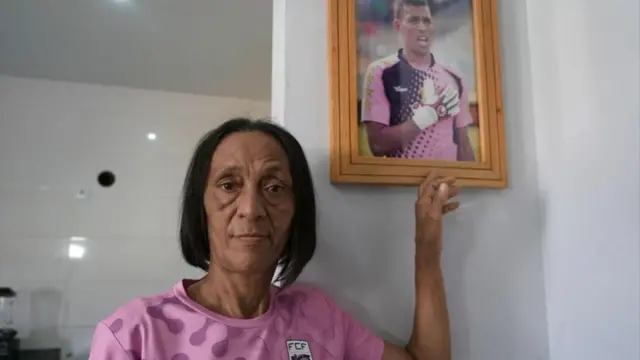 Ana Cândida Évora mostra retrato na parede do seu filho, o goleiro Vozinha, em sua casa em Cabo Verde