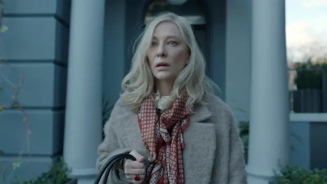 Cate Blanchett queimando um livro na pia 