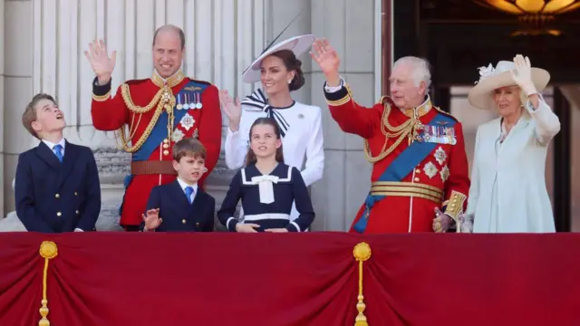 Королевская семья на балконе 