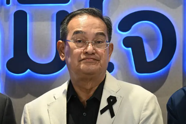 นายอนุทิน ชาญวีรกูล นายกรัฐมนตรี ในฐานะหัวหน้าพรรคภูมิใจไทย แถลงข่าวพร้อมด้วยนายวราวุธ ศิลปอาชา หัวหน้าพรรคชาติไทยพัฒนา (ชทพ.) นายสนธยา คุณปลื้ม แกนนำกลุ่มบ้านใหญ่ จ.ชลบุรี และนายปิยะ ปิตุเตชะ นายกองค์การบริหารส่วนจังหวัดระยอง ร่วมแถลงข่าวภายหลังการหารือแนวทางการทำงานการเมืองร่วมกันหลังจากนี้หากมมีการยุบสภาและมมีการเลือกตั้งครั้งหน้า ที่ พรรคภูมิใจไทย เมื่อ 23 พ.ย. 2568