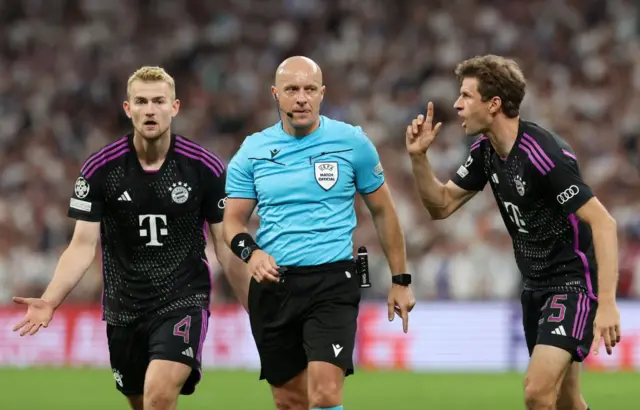 De Ligt ve Muller Polonyalı hakem Szymon Marciniak'a ofsayt kararı için itirazda bulunuyor.