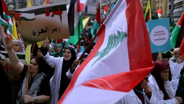 ग़ज़ा पर इसराइली हमलों के खिलाफ बेरूत की सड़कों पर उतरे लोग 