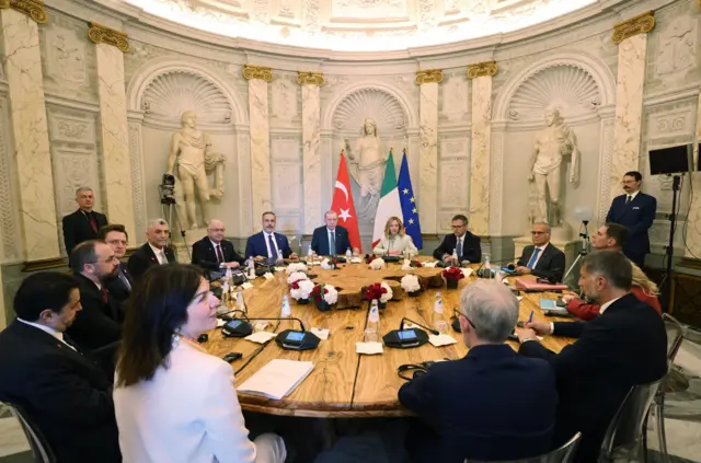Cumhurbaşkanı Erdoğan ve Başbakan Meloni'nin liderliğindeki Türk ve İtalyan heyetleri yuvarlak masada görüşüyor.