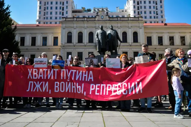 Российские реллоканты на акции протеста весной прошлого года.