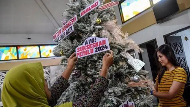 Jelang perayaan Natal sejumlah warga lintas agama bergotong royong mendekor pohon Natal dengan tema Pemilu damai dalam menyambut pesta Demokrasi sebagai bentuk kerukunan dan toleransi antarumat beragama. 