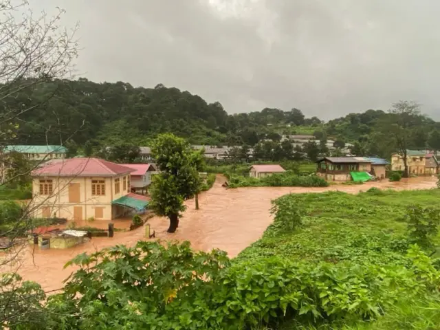 နုန်းတွေပါလာတဲ့ ကလောချောင်းရေဟာ အင်းလေးကန်ထဲကို စီးဝင်နေတာပါ