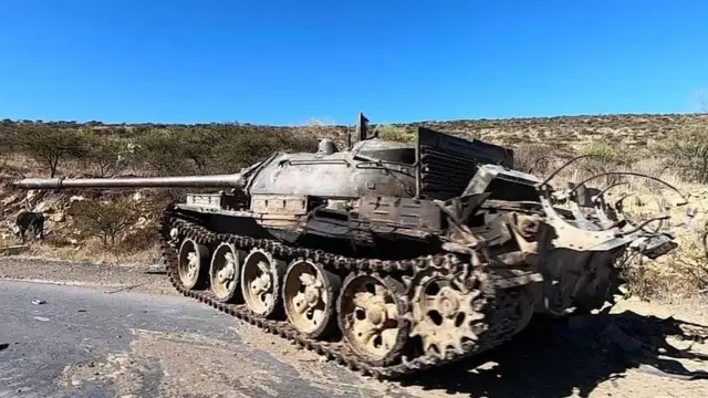 ኣብ ወሰን ጽርግያ ተሃሪማ ደው ዝበለት ታንኪ