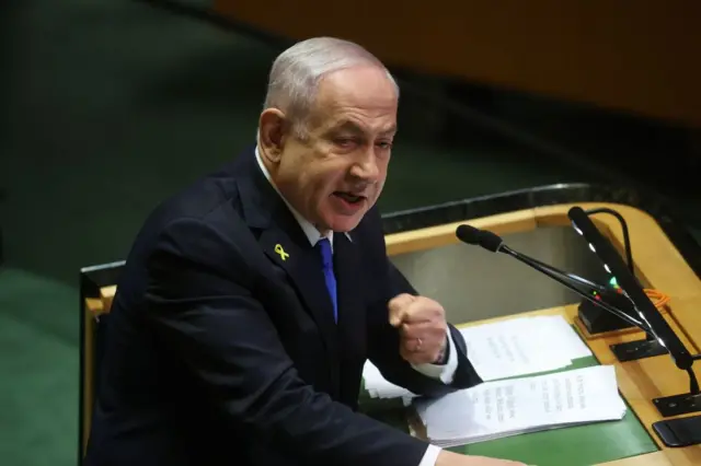 ඊශ්රායල් අගමැති බෙන්ජමින් නෙතන්යාහු එක්සත් ජාතීන්ගේ සමුළුව ආමන්ත්රණය කරමින්.