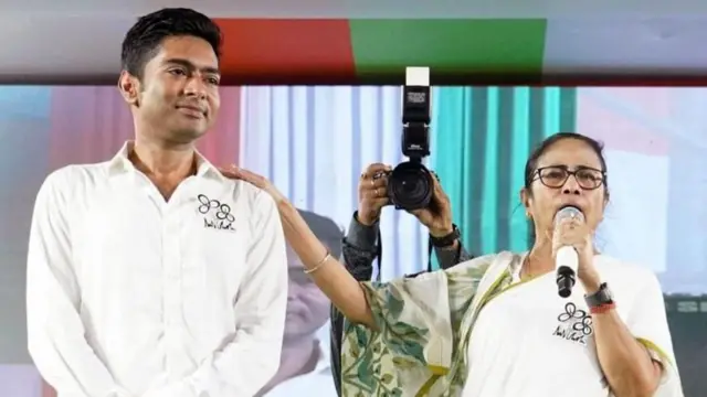 મમતા બેનરજી ભત્રીજા અભિષેક બેનરજી સાથે