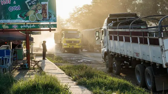 မူဆယ်ကနေ တရုတ်ဘက်ကိုဝင်မယ့် ကုန်တင်ကားတွေ (ပုံဟောင်း)