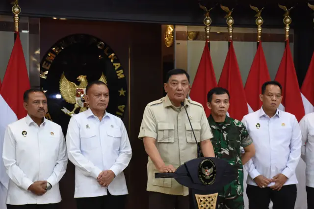Sjafrie Sjamsoeddin (tengah) bersama Wamenko Polkam Lodewijk F. Paulus (kedua kiri), Sesmenko Polkam Letjen TNI M. Hasan (kedua kanan), dan para pejabat eselon I memberikan keterangan pers usai memimpin rapat internal di Kemenko Polkam, Jakarta, Selasa (9/9/2025).
