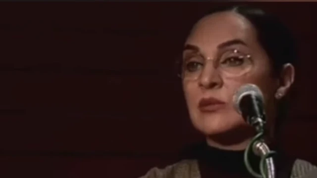 رویا نونهالی در حال سخنرانی در مراسم یادبود ایران درودی