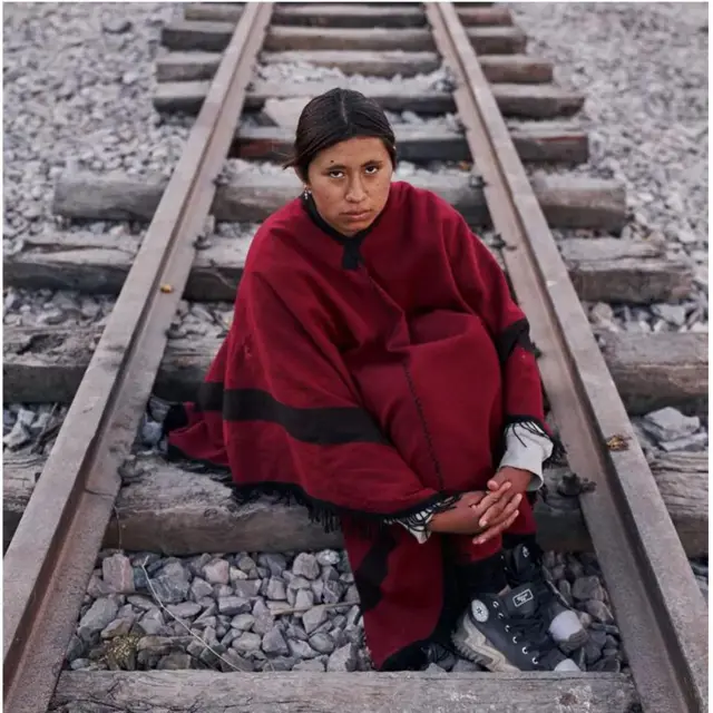 प्रदर्शनकारियों में नोएलिया जैसे किशोर भी शामिल हैं. नोएलिया के दादा ने 1946 में हुए ज़मीन के अधिकार के लिए मार्च में हिस्सा लिया था.