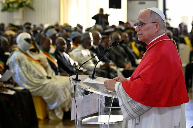 Le pape Léon XIV rencontre les autorités, des représentants de la société civile et des membres du corps diplomatique au Palais présidentiel le 15 avril 2026 à Yaoundé, au Cameroun. 