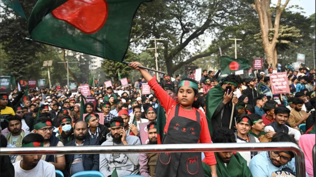 Бангладештеги студенттер жана тарапкерлер 2024-жылдын 31-декабрында Даккадагы Басмырлоого каршы студенттик кыймыл уюштурган "Биримдик үчүн жүрүш" маалында ураандарды чакырып жатышат