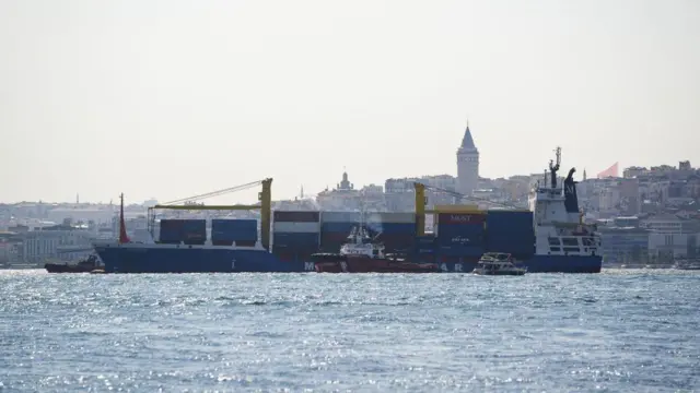 İstanbul Boğazı'nda bir yük gemisi