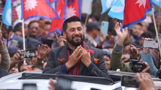 समर्थक र कार्यकर्ताहरूलाई हात जोडेर अभिवादन गर्दै रवि लामिछाने 