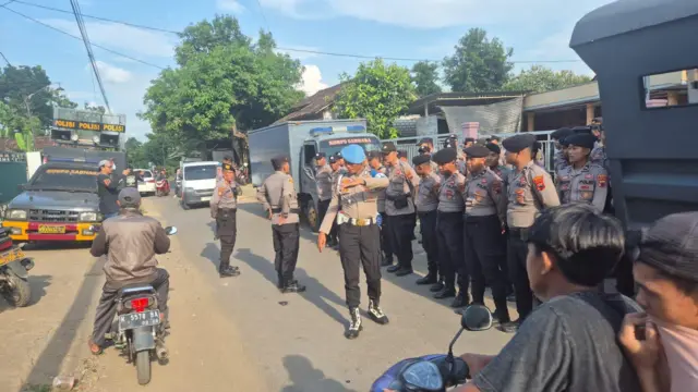 Sejumlah anggota dari Polresta Pati dikerahkan saat hendak memboyong tersangka Ashari ke kantor polisi, usai digeruduk massa, Santu (02/05).