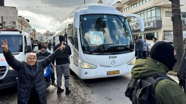 serbest bırakılan Filistinli mahpusları taşıyan otobüs Ramallah'a ulaşırken