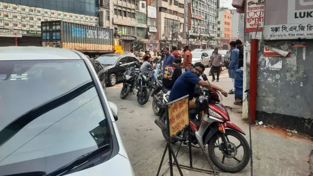 জ্বালানির জন্য ফিলিং স্টেশনের বাইরে দীর্ঘক্ষণ অপেক্ষা করতে দেখা গেছে অনেককে 