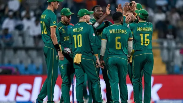 লিটন দাসকে আউট করার পর কাগিসো রাবাদা-কে সতীর্থদের অভিনন্দন