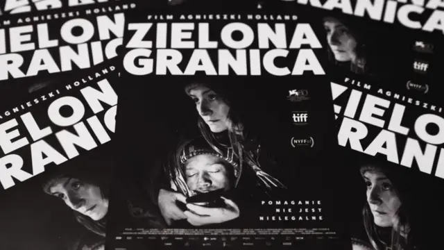 Ulotki z oficjalnym plakatem filmu Agnieszki Holland Zielona granica prezentowane w Krakowie, 21 września 2023 rok