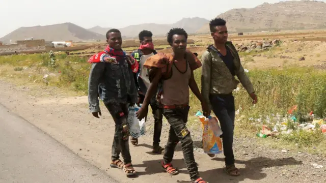 ইয়েমেনের মধ্য দিয়ে সৌদি সীমান্তের দিকে এগিয়ে যাচ্ছেন ক'জন ইথিওপিয়ান অভিবাসী