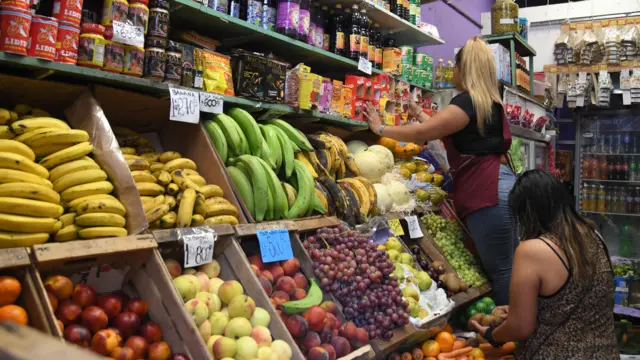 Alimentos en una tienda de comestibles.