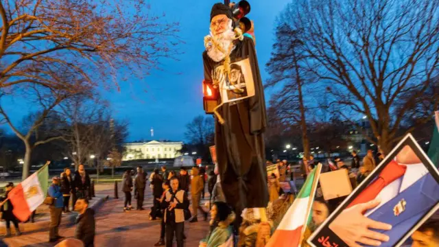 مترسک خامنه‌ای از دار آویزان شده