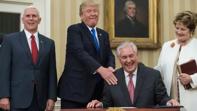 Rex Tillerson se ríe en compañía del vicepresidente, Mike Pence, el presidente Donald Trump y la esposa de Tillerson, Renda St. Clair.