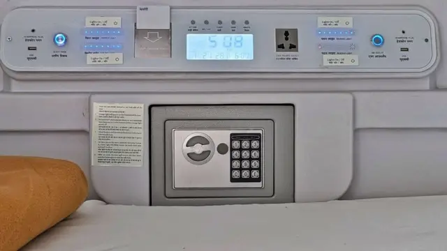 आयआरसीटीसीने खुल्या निविदा प्रक्रियेद्वारे पॉड कॉन्सेप्ट रिटायरिंग रूम्सची स्थापना, संचालन आणि व्यवस्थापन 9 वर्षांच्या कालावधीसाठी, आणखी 3 वर्षांसाठी वाढवण्यायोग्य कंत्राट दिले आहे.