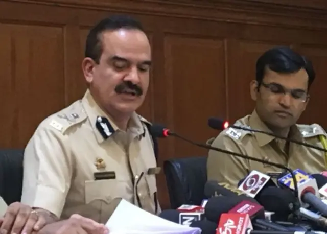 காவல்துறையினர்