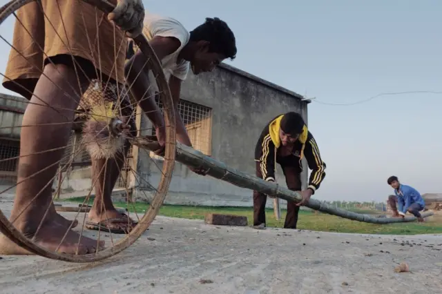 లైట్నింగ్ కండక్టర్లు ఏర్పాటు చేసుకుంటున్న పశ్చిమబెంగాల్ ప్రజలు