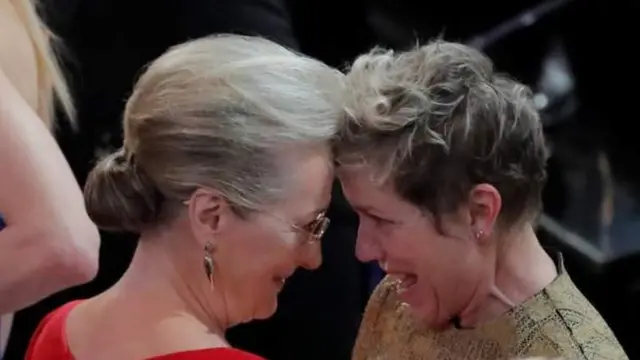 ميريل ستريب تهنىء مكدورماند بالفوز بجائزة أفضل ممثلة