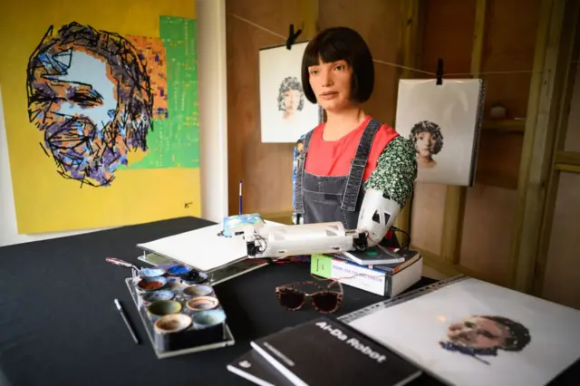 الروبوت "أيدا" هو أول روبوت فنان في العالم، وقد أقيمت معارض للوحاته في مختلف أنحاء العالم