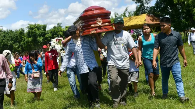 Quién era Olivia Arévalo, la última sabia indígena shipibo-conibo por cuyo asesinato lincharon a un canadiense en Perú - BBC News Mundo