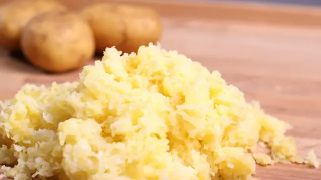 Натертая на терке картошка