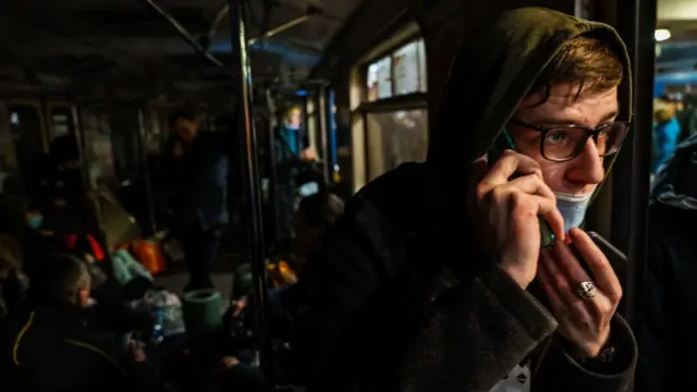Los habitantes de Kiev intentan comunicarse con sus familiares en otras zonas de Ucrania
