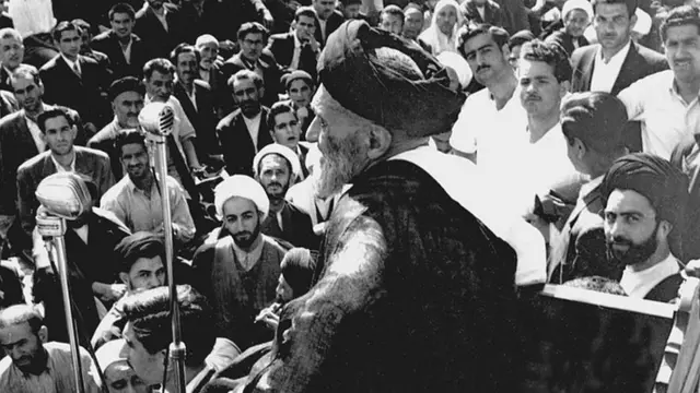 سخنرانی کاشانی در جوادیه تهران - محله‌ای که بنا بر اسناد از مقامات سفارت آمریکا خواسته بود در آن چاه حفر کنند چرا که مردم محله به آب آشامیدنی سالم نیاز داشتند