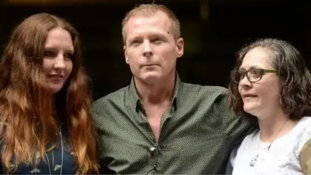 टिमोथी वीक्स अपनी बेटियों के साथ