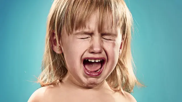 Niña pequeña llorando.