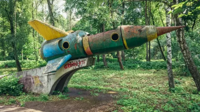 Совјетски свемирски програм прелио се чак и у дечији свет. Многа игралишта имала су пењалице направљене као ракете