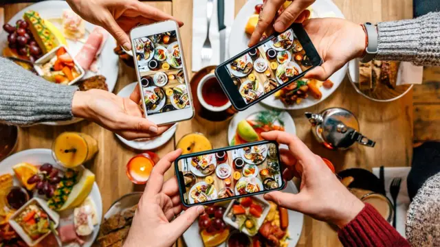 Pessoas fotografando comida