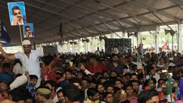 भीम आर्मी प्रमुख चंद्रशेखर रावण के पोस्टर लिए लोग