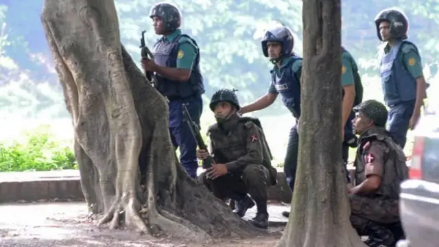 হোলি আর্টিজানে সকালে সেনা অভিযানের সময়ে তোলা ছবি