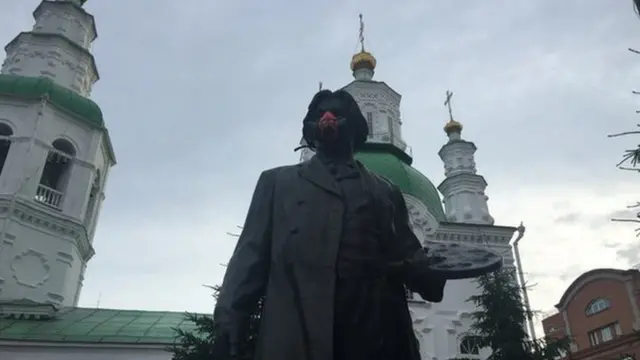 Памятники в респираторах